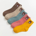 Ventes directes d&#39;usine de haute qualité chaussettes bébé en coton peigné pour enfants automne et hiver nouveau design chaussettes bébé chaussettes de dessin animé mignon